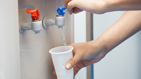 Cómo instalar un enfriador de agua en casa u oficina