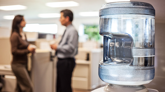 Beneficios del agua purificada en espacios laborales